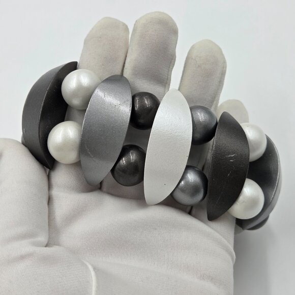 Vintage “Gray & Pearl” Stretch Bracelet 1990s - Picture 6 of 12